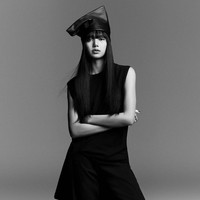 “Lisa untuk Louis Vuitton. Rumah mode dan @NicolasGhesquiere dengan senang hati menyambut music superstar yang mendunia dan style icon sebagai House Ambassador terbaru, yang mewujudkan nilai-nilai bersama dalam hal keunggulan, budaya, dan keterampilan,” demikian caption akun Instagram resmi Louis Vuitton. Foto: dok. Louis Vuitton