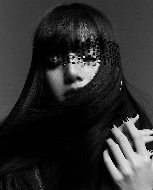 Sebelumnya Lisa BLACKPINK menjadi wajah untuk CELINE, yang juga berada di bawah LVMH Group, selama tiga tahun. Perusahaan multinasional itu membawahi berbagai brand mewah termasuk Louis Vuitton, CELINE, Dior, Loewe, dan Givenchy. Foto: dok. Louis Vuitton