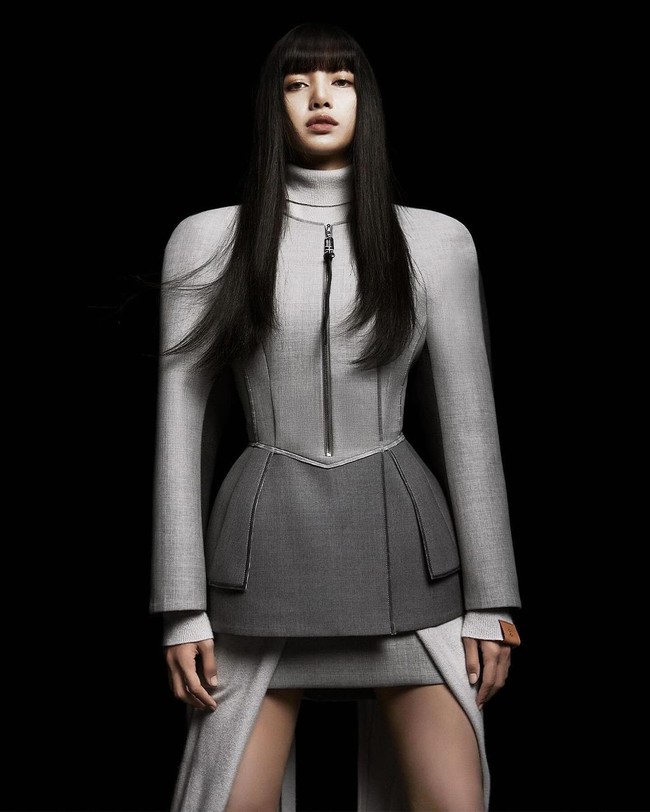 Idol KPop berdarah Thailand itu telah diperkirakan akan bergabung dalam keluarga Louis Vuitton. Pasalnya, Lisa menghadiri peragaan busana Louis Vuitton alih-alih CELINE pada bulan Maret ini di Paris. Foto: dok. Louis Vuitton