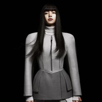 Idol KPop berdarah Thailand itu telah diperkirakan akan bergabung dalam keluarga Louis Vuitton. Pasalnya, Lisa menghadiri peragaan busana Louis Vuitton alih-alih CELINE pada bulan Maret ini di Paris. Foto: dok. Louis Vuitton