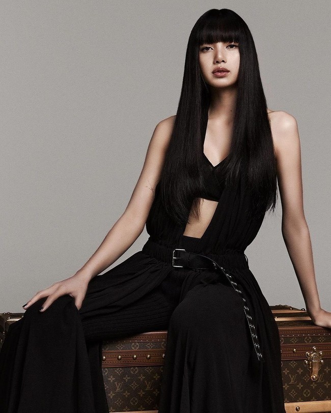 Dengan begitu, Lisa BLACKPINK menyusul jejak J-Hope BTS, Felix Stray Kids, hingga Hyein NewJeans sebagai idol KPop yang mewakili rumah mode Louis Vuitton. Foto: dok. Louis Vuitton