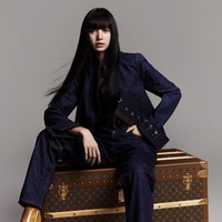 Lisa BLACKPINK resmi dinobatkan sebagai brand ambassador terbaru Louis Vuitton hari ini, Selasa (23/7/2024). Dalam unggahan akun Instagram Louis Vuitton, Lisa tampil maskulin mengenakan satu set denim jacket dan jeans juga high heel boots. Foto: dok. Louis Vuitton