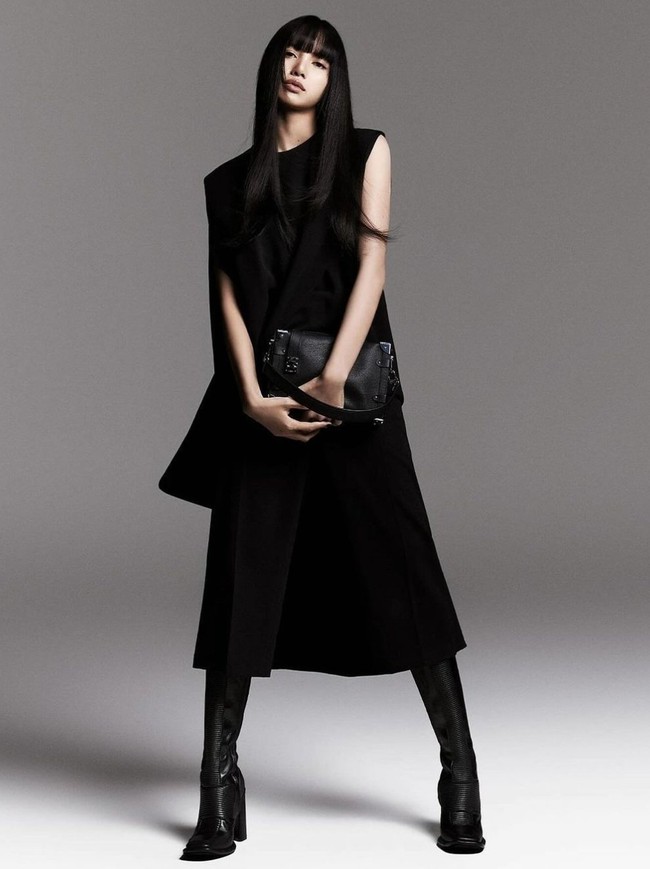 Lisa BLACKPINK tampil badass memakai baju bernuansa monokrom dalam sejumlah foto yang dibagikan Louis Vuitton. Secara khusus, penggemar menyorot penampilan Lisa dengan rambut lurus dan poni rata. Seperti saat aktir berpromosi dengan BLACKPINK sebagai rapper utamanya. Foto: dok. Louis Vuitton