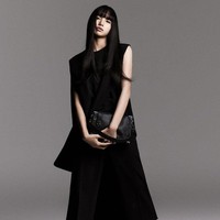 Lisa BLACKPINK tampil badass memakai baju bernuansa monokrom dalam sejumlah foto yang dibagikan Louis Vuitton. Secara khusus, penggemar menyorot penampilan Lisa dengan rambut lurus dan poni rata. Seperti saat aktir berpromosi dengan BLACKPINK sebagai rapper utamanya. Foto: dok. Louis Vuitton