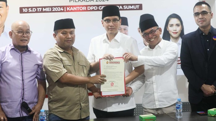 Gerindra menyerahkan rekomendasi ke Rico-Zaki untuk maju di Pilwalkot Medan (Istimewa)