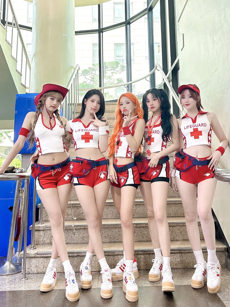 (G)I-DLE Dikritik Pakai Kostum Seksi Berlogo Palang Merah, Agensi Minta Maaf