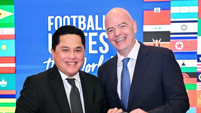 Presiden FIFA Gianni Infantino bersama Ketum PSSI Erick Thohir