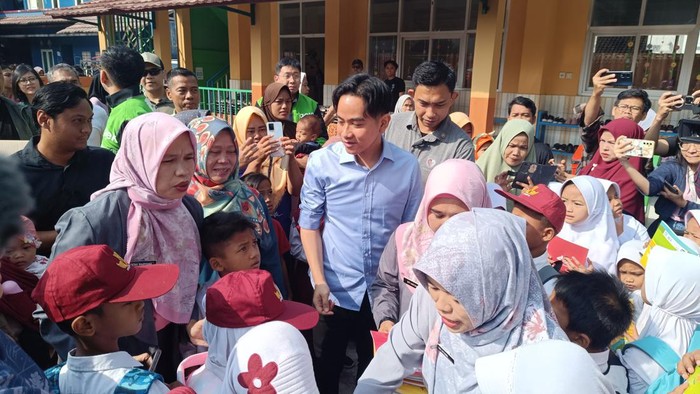 Gibran cek uji coba makan bergizi gratis di Bogor (Rizky/detikcom)
