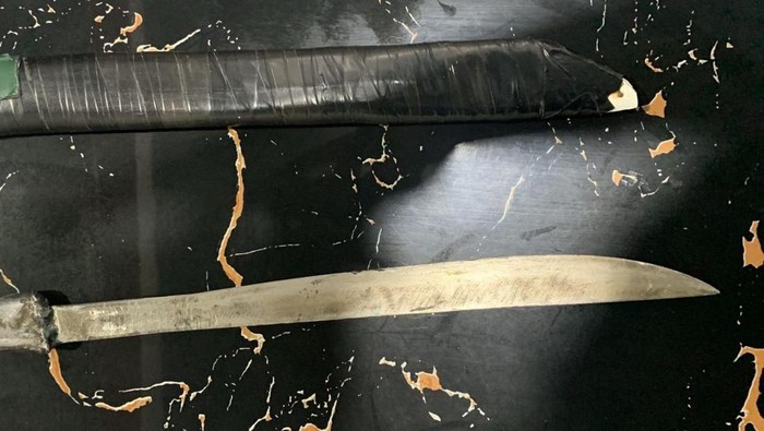 Golok yang dibawa Delon ke area sekolah di Medan. (Istimewa)