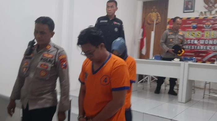 Haviv (26) dan istrinya, Nuril Afiyah pembuang bayinya saat di Mapolsek Wonokromo