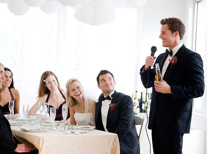 Ilustrasi mempelai pria sedang memberikan sambutan pernikahan ke para tamu.