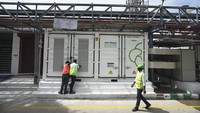 Harga baterai global menurun lebih cepat dari yang diperkirakan, dan para ahli mengatakan bahwa jika biaya terus menurun, sistem penyimpanan energi dapat bersaing lebih baik dengan batu bara dan sumber energi ramah lingkungan seperti pembangkit listrik tenaga air dan energi nuklir yang juga dapat mengendalikan pasokannya untuk memenuhi permintaan.