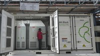 Industri penyimpanan baterai lithium ion di negara ini – yang dapat menyimpan listrik yang dihasilkan oleh turbin angin atau panel surya ketika matahari tidak bersinar atau angin tidak bertiup – hanya mencakup 0,1% dari sistem penyimpanan baterai global. Namun penyimpanan baterai berkembang pesat, dengan sekitar sepertiga dari total infrastruktur baterai di India mulai beroperasi pada tahun ini.