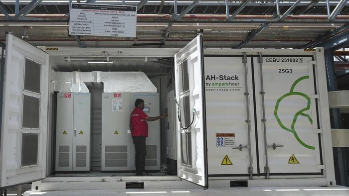 Ini Lho Baterai Raksasa untuk Operasional Pabrik di India A worker walks in front of the 500 KW Battery Energy storage system inside the Hindustan Coca-Cola Beverages factory in Thiruvallur district, on the outskirts of Chennai, India, Tuesday, July16, 2024. (AP Photo/Mahesh Kumar A.)
