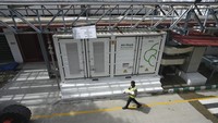 Penampakan sistem penyimpanan Energi Baterai 500 KW di dalam pabrik Minuman Coca-Cola Hindustan di distrik Thiruvallur, di pinggiran Chennai, India. Ini adalah salah satu dari segelintir lokasi di India yang ditenagai oleh listrik yang disimpan dalam baterai, yang merupakan komponen kunci untuk mempercepat transisi energi India dari bahan bakar kotor.