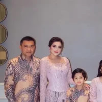 Keluarga Anang Hermansyah juga tampak hadir. Para wanitanya, Ashanty, Arsy, dan Sarah Menzel, tampil kompak mengenakan kebaya brukat berpotongan square neck. Foto: Instagram