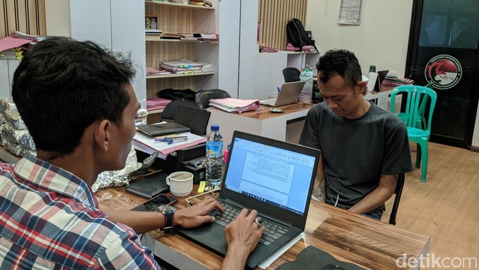 IP pengedar 20 kg ganja diperiksa penyidik Ditresnarkoba Polda NTB di Mataram, Selasa (23/7/2024). Foto: (Ahmad Viqi/detikBali).