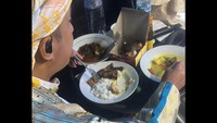 Ini adalah momen Irfan Hakim ketika menyempatkan sahur saat mengisi acara ramadan. Ia duduk jongkok sambil menikmati makanan di waktu istirahat. Foto: Instagram @Irfanhakim75