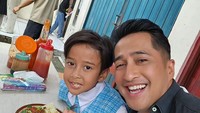 Irfan Hakim sendiri dikenal sebagai sosok suami dan ayah yang baik. Ia dan anak-anaknya pun memiliki kedekatan tersendiri. Foto: Instagram @Irfanhakim75