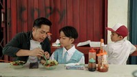 Seperti dengan putranya ini. Ini momen ketika Irfan Hakim ditraktir mie ayam oleh Djalu. Irfan Hakim terharu dengan momen ini. Foto: Instagram @Irfanhakim75