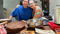 Puluhan tahun di dunia entertainment membuat Irfan Hakim akrab rekan sesama artis. Ini momennya saat masak bersama Christine Hakim. Foto: Instagram @Irfanhakim75