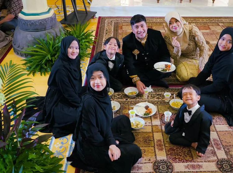 Gaya Sederhana Irfan Hakim Makan Lesehan Bareng Keluarga