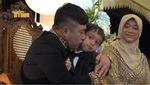 Gaya Sederhana Irfan Hakim Makan Lesehan Bareng Keluarga