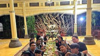 Pria kelahiran 15 Oktober 1975 juga dikenal sebagai sosok sederhana. Ia bahkan tak gengsi ngeliwet bareng kru sambil lesehan bersama. Foto: Instagram @Irfanhakim75