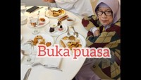 Terakhir ada momen Irfan Hakim ketika menjalankan ibadah umroh saat ramadan. Begini momennya saat buka puasa di tanah suci. Foto: Instagram @Irfanhakim75