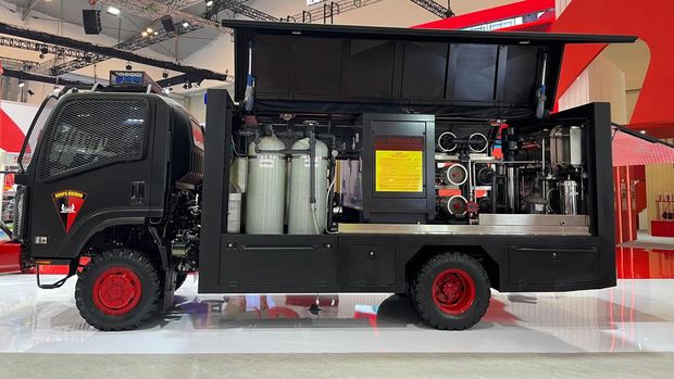 Isuzu dan Brimob kolaborasi hadirkan truk yang bisa hasilkan air bersih