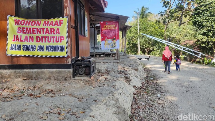 Jalan masuk ke Pantai Ngedan, Krambilsawit, Kapanewon Saptosari, Gunungkidul, ditutup karena ada perbaikan yang dananya dari satu keluarga di lingkungan sekitar, Selasa (23/7/2024).