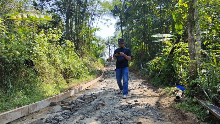 Jalan penghubung tiga desa di Kabupaten Lebak, Banten, mulai dibangun. (Foto: Fathul Rizkoh/detikcom)