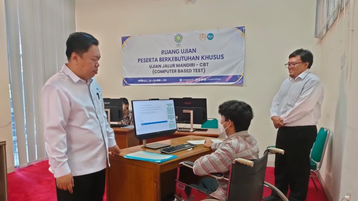 Jalur Mandiri-CBT Universitas Islam Negeri (UIN) Sunan Gunung Djati Bandung menerapkan aplikasi ujian tulis berbasis komputer (computer-based test/CBT) untuk mengakomodasi kebutuhan para peserta disabilitas