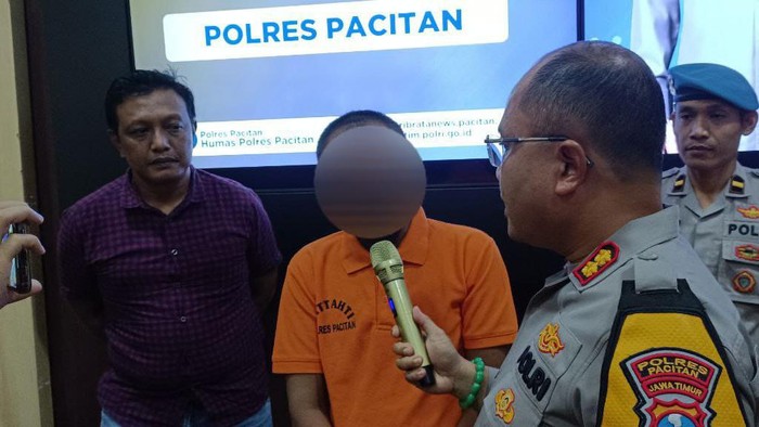 Jamun, dukun palsu pengganda uang saat diwawancarai Kapolres Pacitan AKBP Agung Nugroho