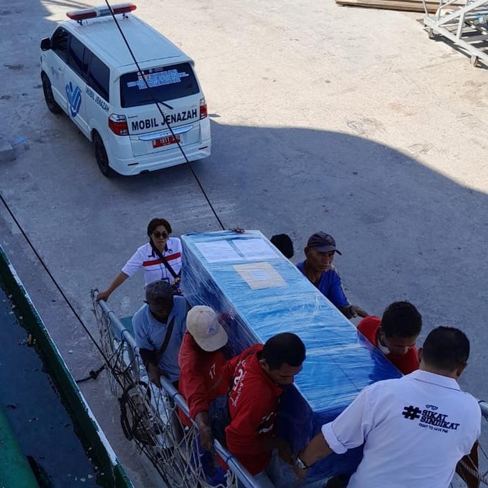 Jenazah PMI ilegal, Sili Namat, saat diberangkatkan ke kampung halamannya dengan KM Awu di Pelabahun Tenau, Kota Kupang, NTT, Senin (22/7/2024) sore.