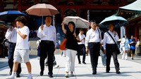 Badan Meteorologi Jepang melaporkan suhu naik hingga lebih dari 37 C (98,6 F).  