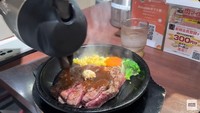 Makan malam mereka berakhir di restoran steak Jepang tanpa kedua orang tua Jerome. Mereka mengunjungi IKinari Steak yang populer di Jepang. Foto: YouTube Nihongo Mantappu