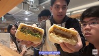 Begini tampilan sando gurih yang dipesan oleh Jerome. Keduanya tampak menggugah selera, benar saja keluarganya sangat menikmatinya. Foto: YouTube Nihongo Mantappu