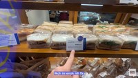 Tak hanya itu saja, tapi Jerome juga mengajak mereka mencicipi sandwich atau sando. Ia memesan dua varian, ada yang katsu daging babi dan varian lain seharga 540 Yen (Rp 56 ribuan). Foto: YouTube Nihongo Mantappu