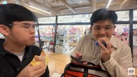 Setelah menikmati kopi, Jerome juga mengajak keluarganya itu membeli choux. Kakak dan adiknya mencicipi choux yang lembut creamy itu. Foto: YouTube Nihongo Mantappu