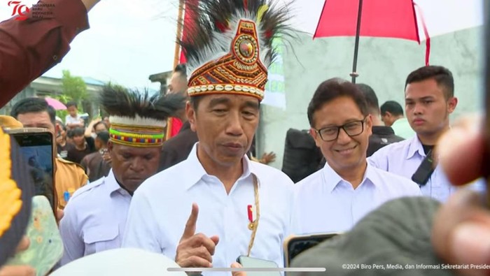 Jokowi usai meninjau Pekan Imunisasi Nasional, di Posyandu Rajawali III, Sentani Timur Jayapura, Papua, Selasa (23/7/2024).