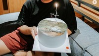 Rayakan ulang tahun, Joshua dapat kejutan berupa cake dengan motif lukisan cantik yang membuatnya tersenyum bahagia. Foto: Instagram @joshuasuherman