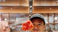 Paling suka dengan santapan Japanese BBQ, Joshua tak bisa lepas dari daging panggang nih. Foto: Instagram @joshuasuherman