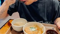 Hidangan khas Jepang seperti nasi kari juga jadi menu favoritnya. Ia santap nasi kari dengan lauk katsu dan sup. Foto: Instagram @joshuasuherman