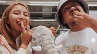 Bareng Clay, pasangan suami istri yang santai tapi romantis ini sibuk kulineran sambil menghabiskan waktu berdua. Foto: Instagram @joshuasuherman