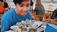 Suka sekali kulineran, begini foto Joshua saat dihadapkan dengan sepiring tiram yang masih segar sebagai menu santapannya. Foto: Instagram @joshuasuherman