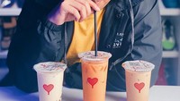 Kalau sedang santai di rumah, Joshua sering habiskan waktu untuk minum kopi hingga Thai tea yang dingin. Foto: Instagram @joshuasuherman