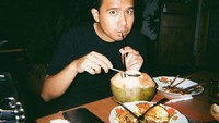Selain makanan Jepang, Joshua juga suka makanan Indonesia seperti sate kambing, nasi goreng dan air kelapa segar.  Foto: Instagram @joshuasuherman