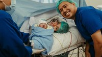 Kabar bahagia dibagikan pasangan Joshua Suherman dan Clairine Clay. Dalam Instagram miliknya, Clairine Clay melahirkan anak pertamanya. Joshua pun kini resmi menjadi seorang ayah. Foto: Instagram @joshuasuherman