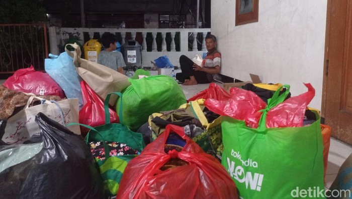 Juju (51), penjaga SDN 01 Pondok Bambu yang selamatkan ibunya dari kebakaran (Taufiq S/detikcom)